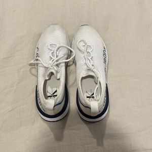 Calvin Klein sneakers in size 7.